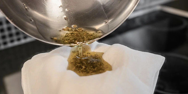 Utilisez un tissu étamine ou une passoire fine pour éliminer toutes les matières végétales.