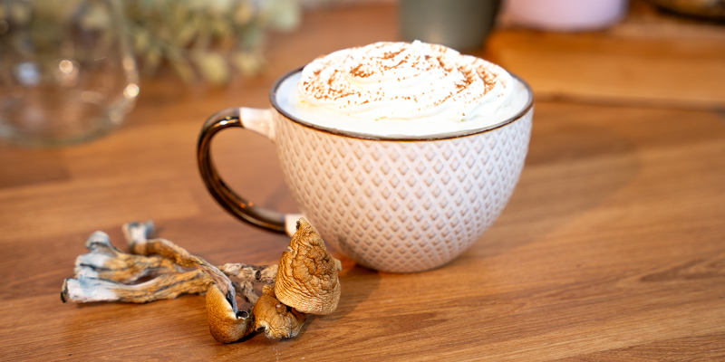Si vous le souhaitez, ajoutez de délicieuses garnitures à votre chocolat chaud magique.