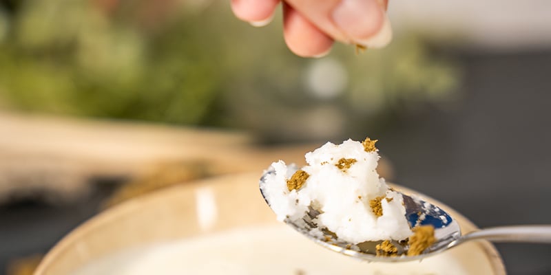 Commencez par déposer une cuillère d’huile de coco sur votre cuillère.