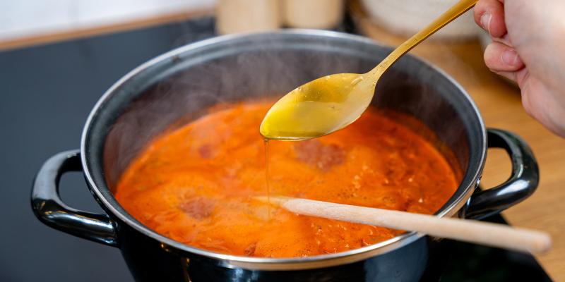 Ajoutez en remuant une cuillère à soupe de cannabeurre ou huile.