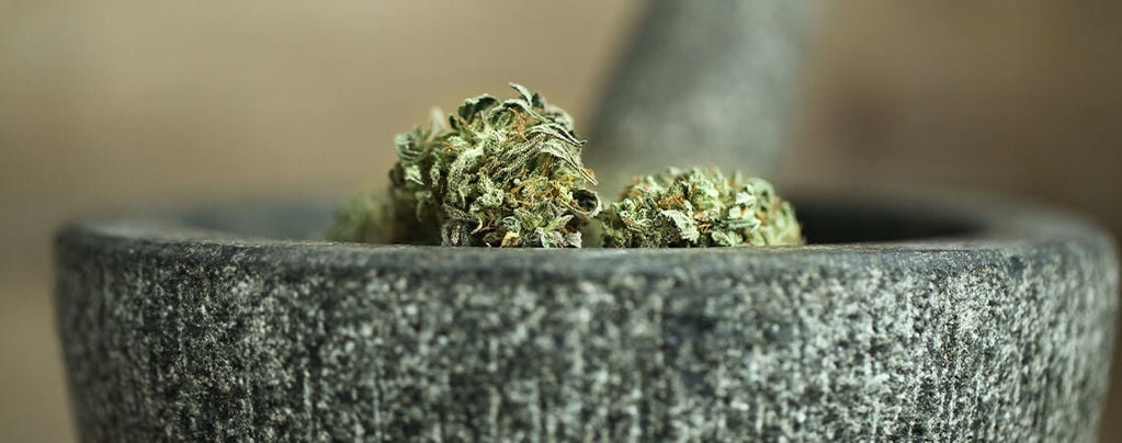 10 Façons D’effriter Le Cannabis Sans Grinder [Mise À Jour 2022]