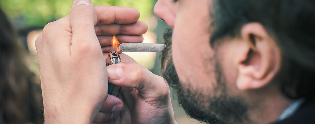 Brûler un joint de cannabis