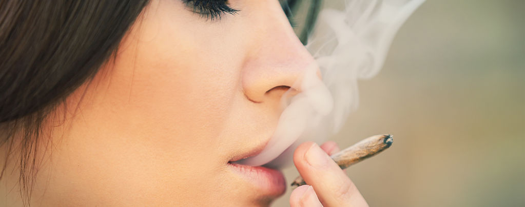 Les Femmes Fumer De La Weed