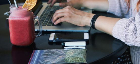 Guide Pour Fumer Discrètement De La Weed Au Travail