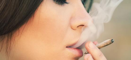 Pourquoi Les Femmes Devraient Vraiment Fumer De La Weed