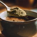Peut-on m&eacute;langer kratom et caf&eacute; le matin ?